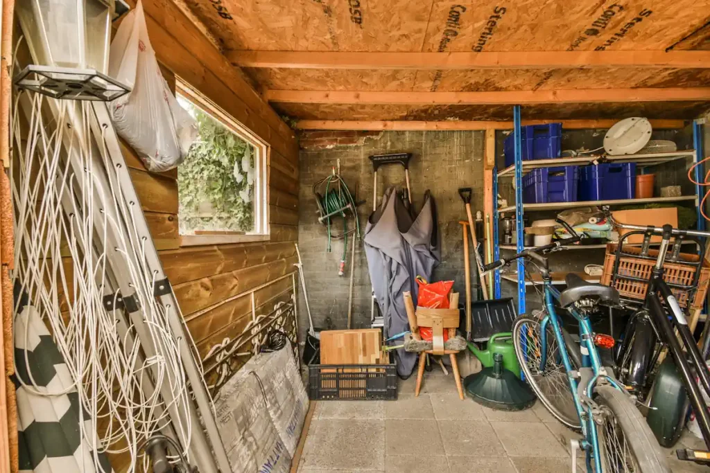 Voici comment transformer ton abri de jardin en espace ultra-organisé