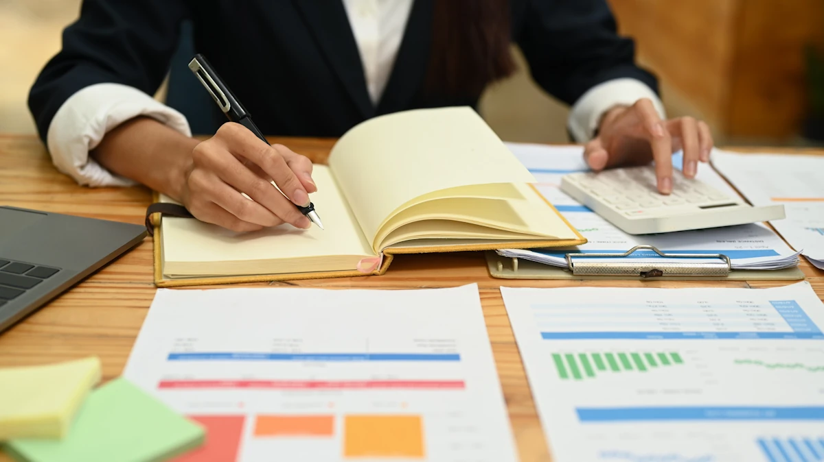 Un homme qui tient la comptabilité d'une SCI