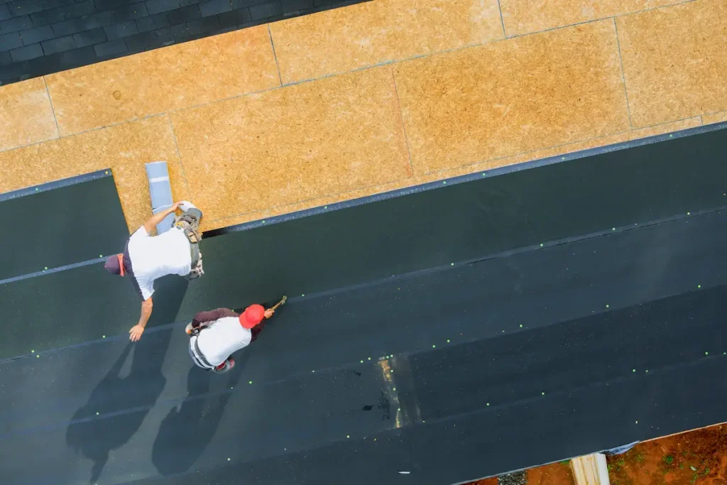 Des personnes une membrane étanchéité terrasse