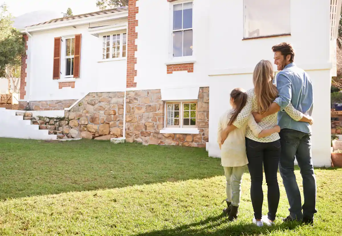 Une famille qui regarde une maison de l'extérieur
