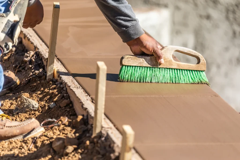 Une personne qui créer une terrasse en béton coloré
