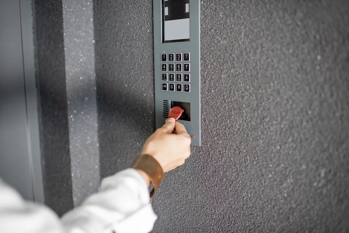 Une personne qui utilise un contrôle d'accès en copropriété